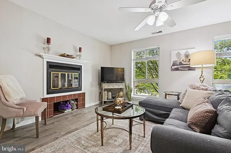 2 bed, 2.0 bath, 907 sqft, $2,200 — Photo 3