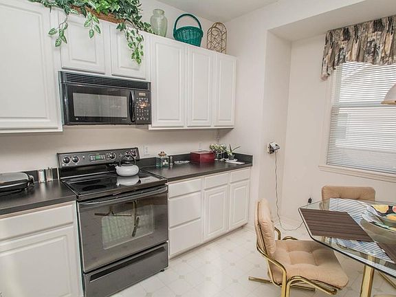 5th image of 9859 Country Club Cir