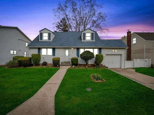 24 Valley Lane, Hicksville, NY 11801