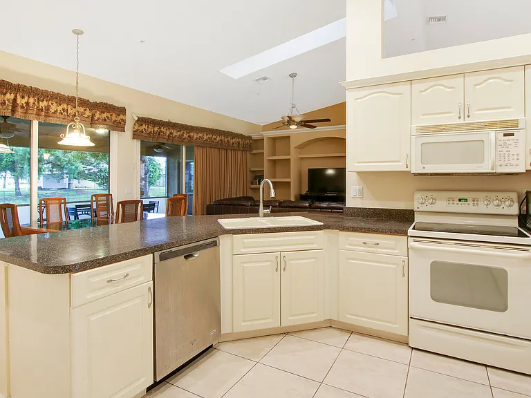 1198 SE Petunia Ave — Photo 33