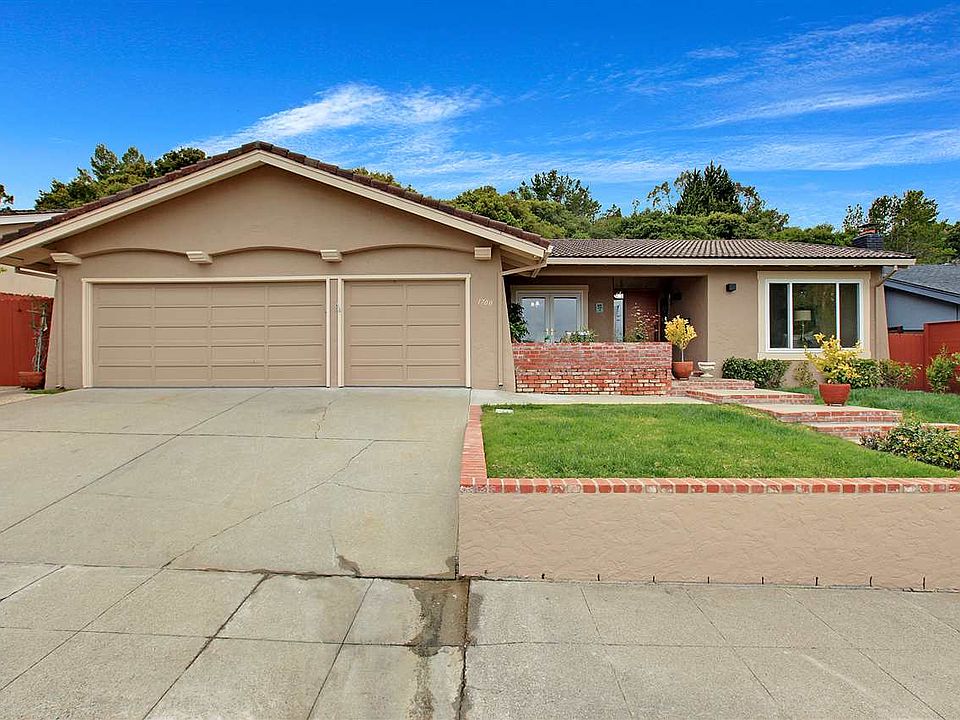1st image of 1700 Oakwood Dr