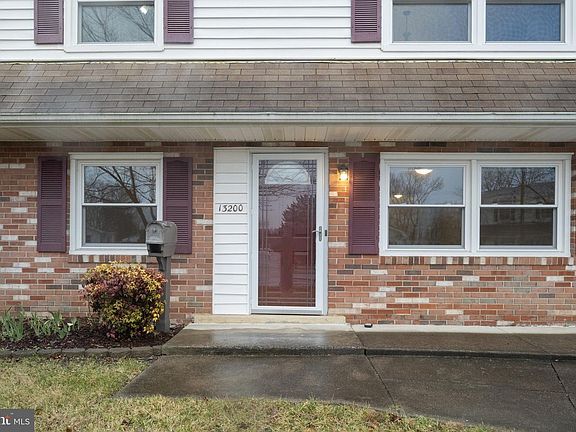 3rd image of 13200 Hawthorn Ln