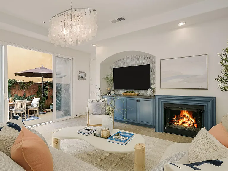 409 N Cedros Ave — Photo 2