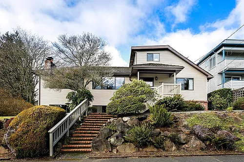6211 39th Ave NE Photo 1