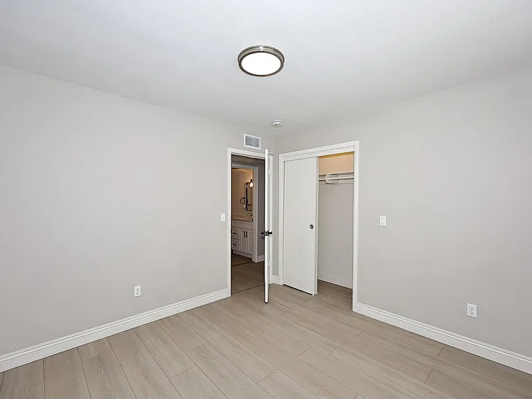2131 E Geneva Dr — Photo 24