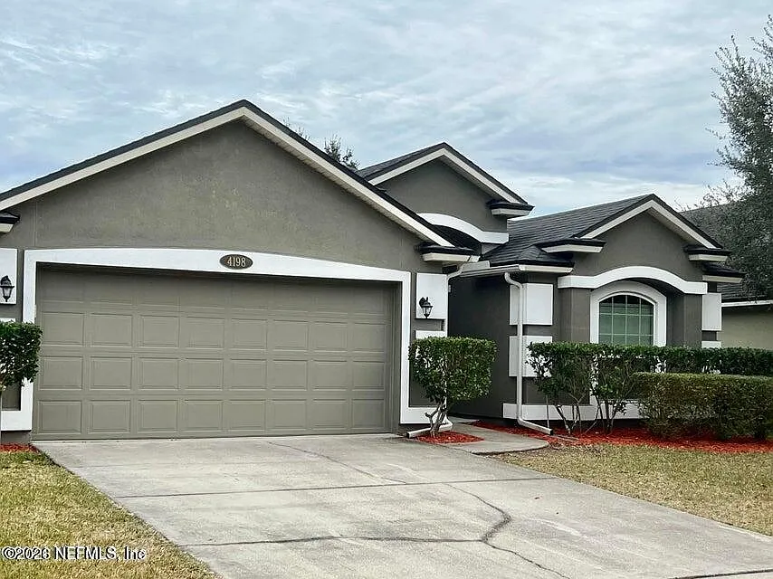 4 bed, 2.0 bath, 1724 sqft, $2,300 — Photo 2