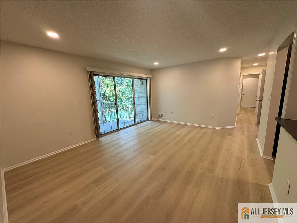 2 bed, 2.0 bath, 1011 sqft, $2,350 — Photo 2