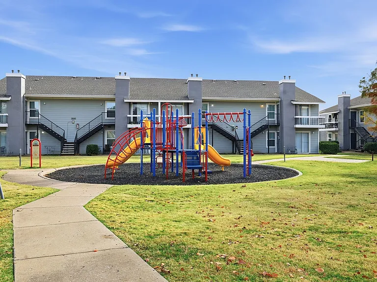 Woodland HIlls Apartments — Photo 32