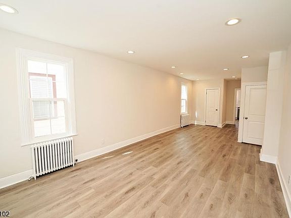 4th image of 190 Washington St