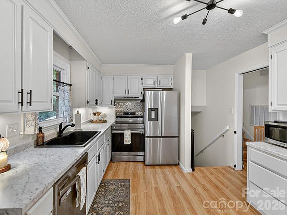 3rd image of 119 Cliffwood Cir