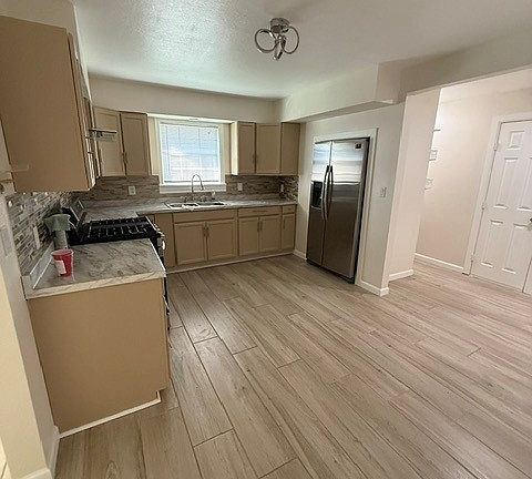 5th image of 4672 S Urbana Ave
