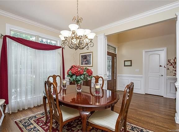 5th image of 111 English Ivy Ln