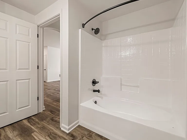 Sterling Oaks Luxury Apartments — Photo 35