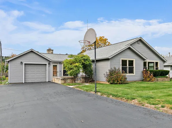 217 Oakleaf Rd, Lake In The Hills, IL 60156
