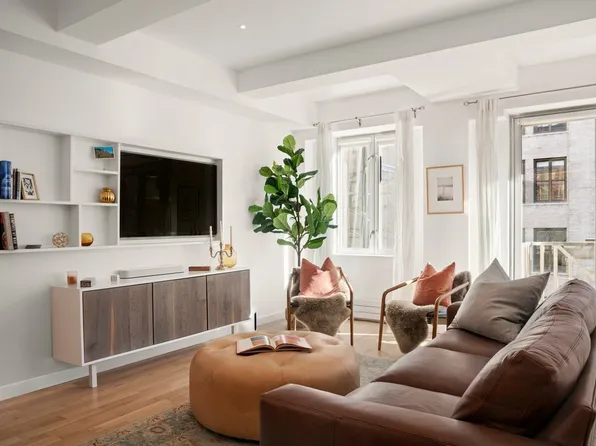 82 University Place image 3 of 17