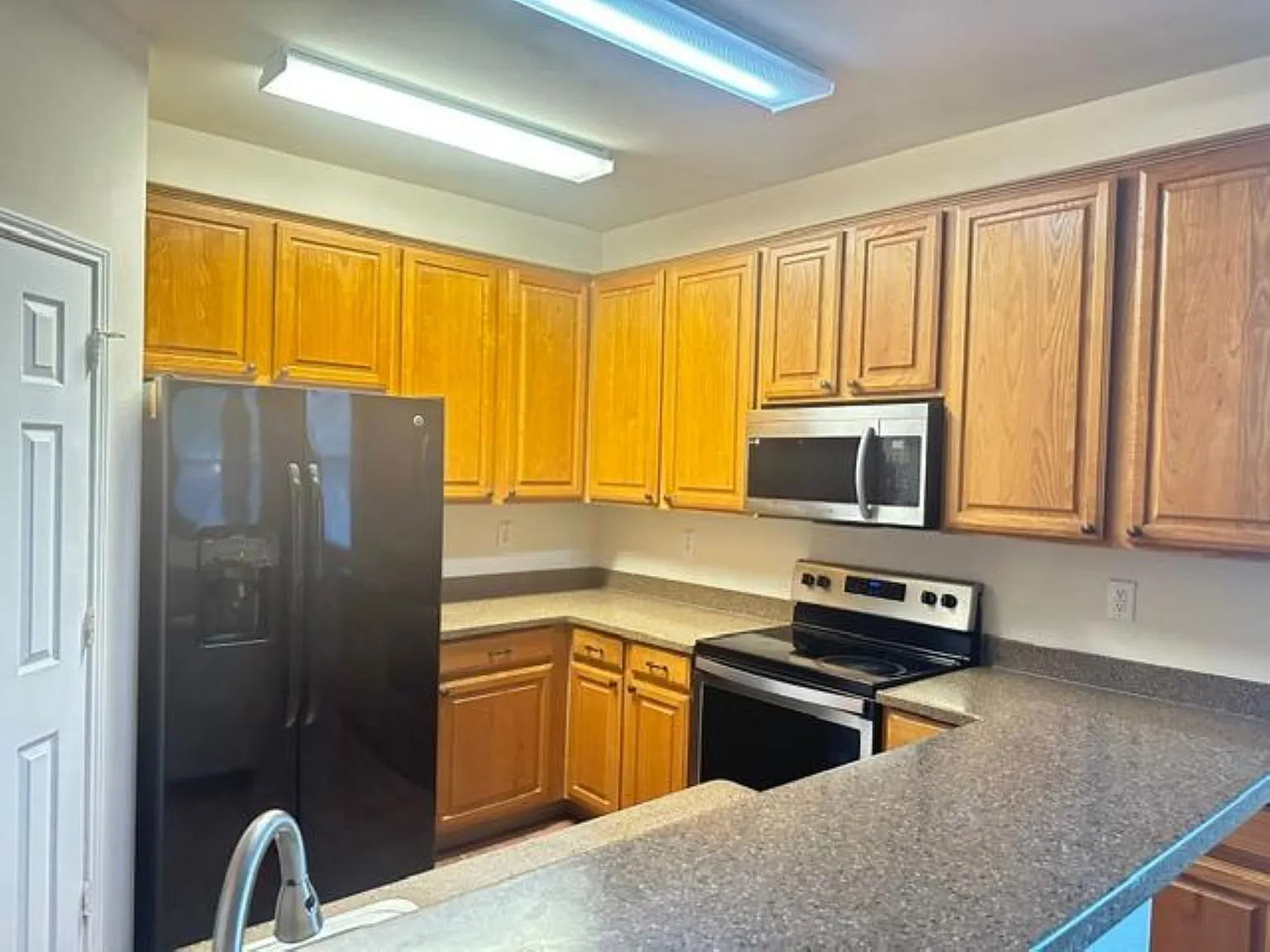 3 bed, 1984 sqft, $2,300 — Photo 4