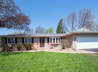 6762 37th St N, Oakdale, MN 55128