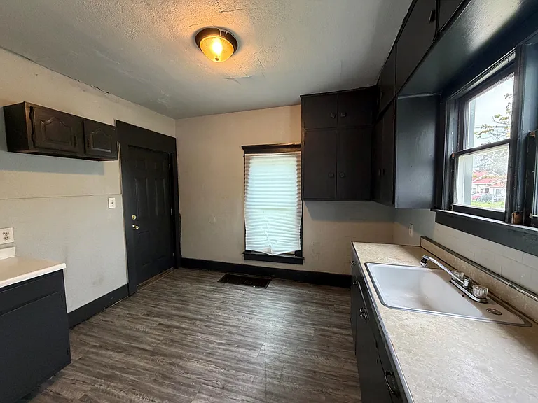 1132 N Gilbert St — Photo 4