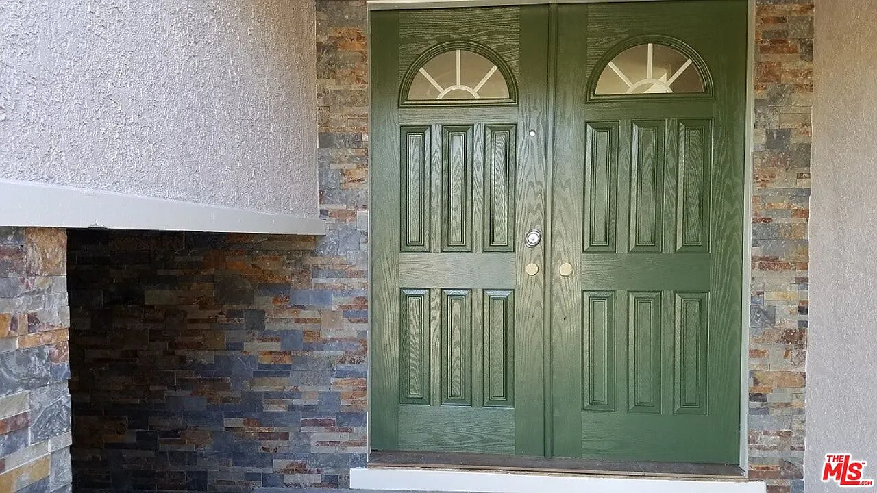 4 bed, 3.0 bath, 2317 sqft, $6,000 — Photo 3
