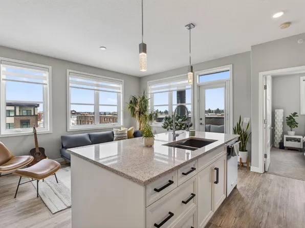 80 Greenbriar Pl NW #1402, Calgary, AB T3B 6J4