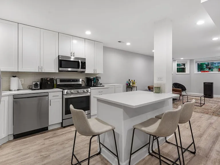 1135 W Farwell Ave — Photo 6