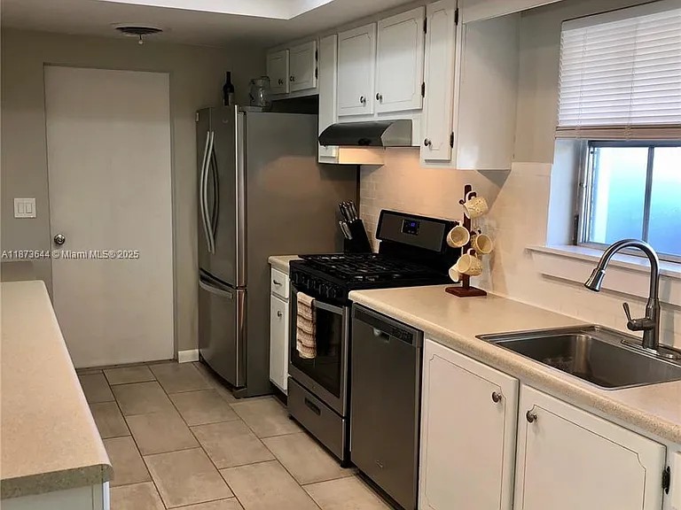 1241 Manor Dr — Photo 6