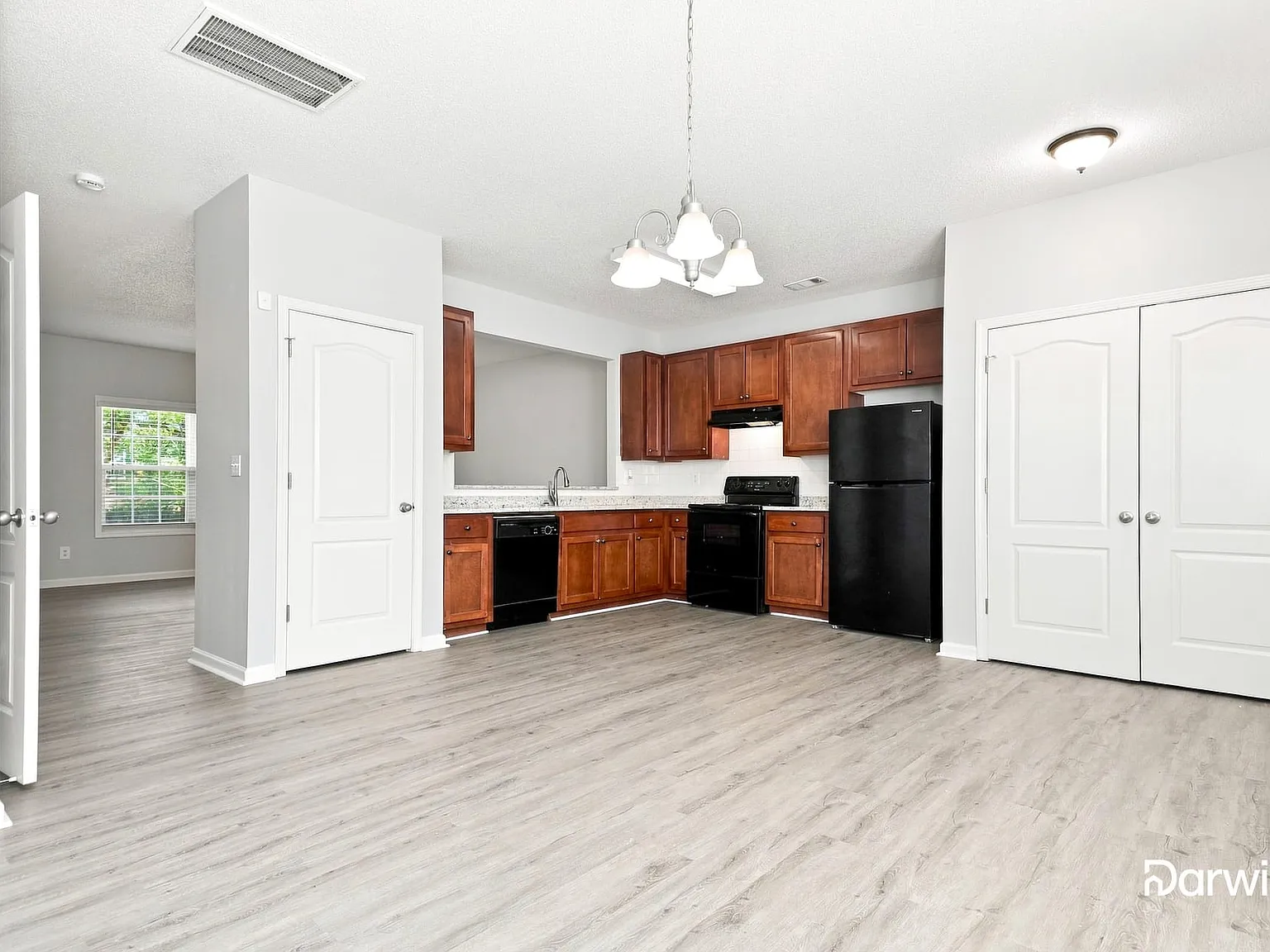 3 bed, 2.5 bath, 1530 sqft, $1,520 — Photo 2
