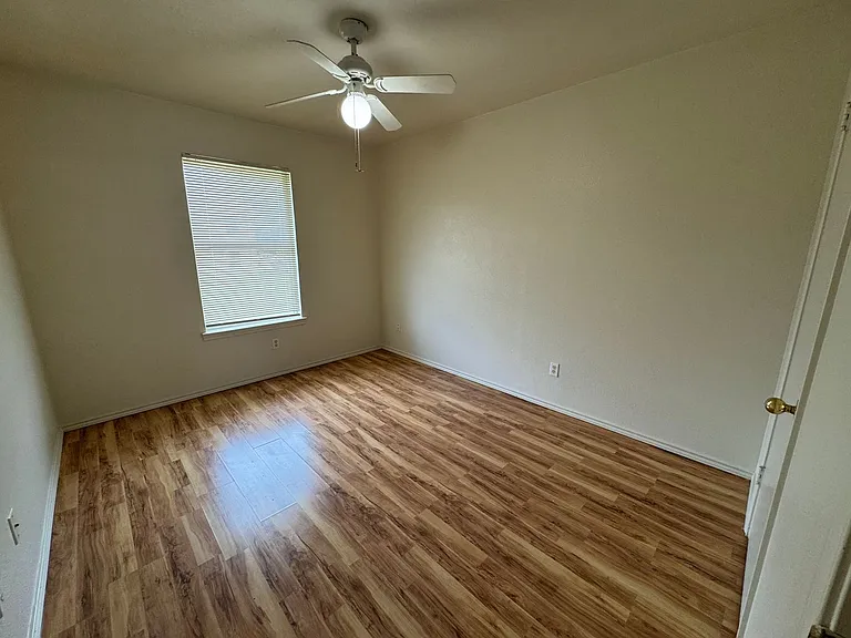 1701 Benttree Dr — Photo 10