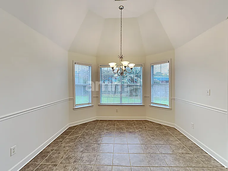 410 Vaiden Dr N — Photo 4