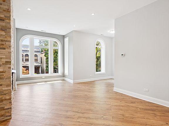 3rd image of 1254 N Hoyne Ave APT 2