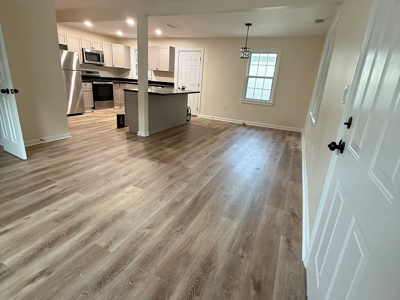 3 bed, 1.5 bath, 1056 sqft, $1,950 — Photo 3