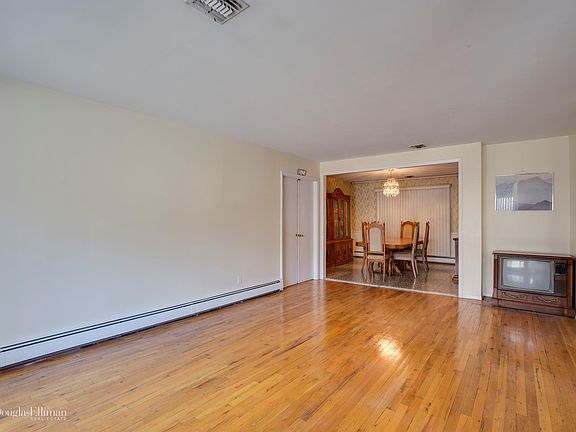2nd image of 11 Meadowfield Ln