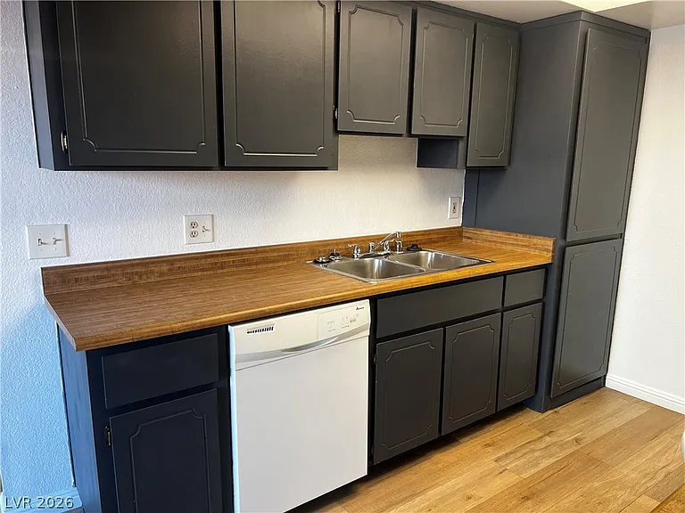 301 Brookside Ln #D — Photo 8