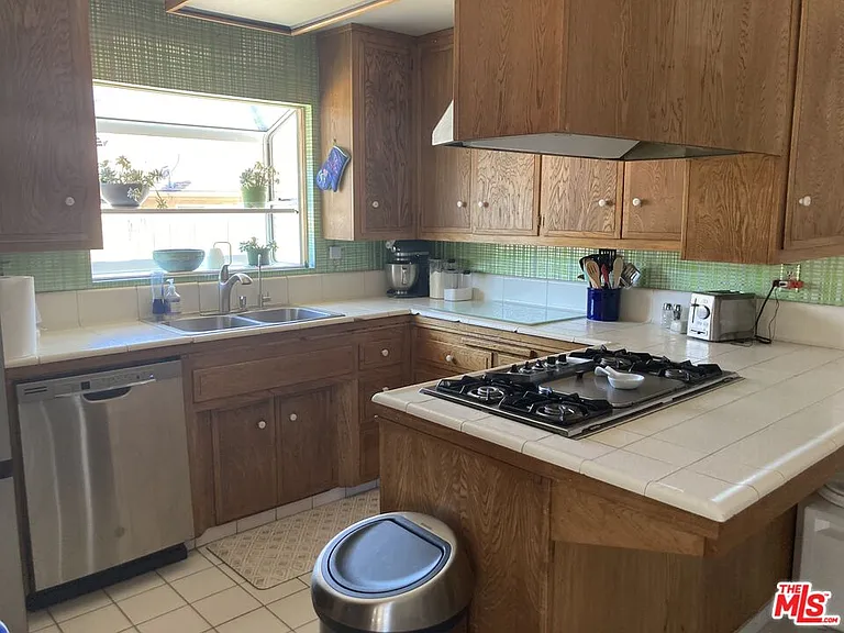 758 E Cypress Ave — Photo 3