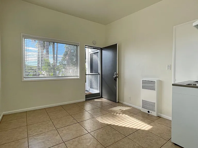 250 Cliff Dr — Photo 2
