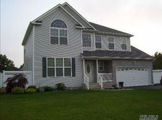 2 Atwood St, Medford, NY 11763