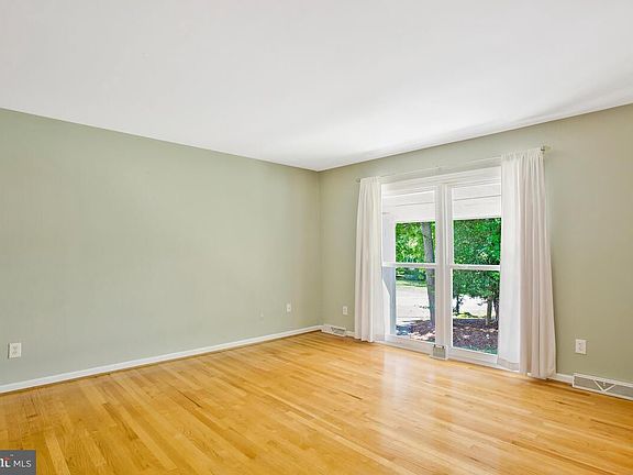 4th image of 46686 Thomas Dr