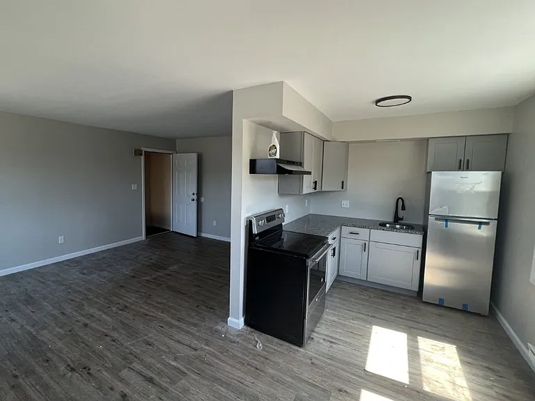 813-817 N Ulster St — Photo 2