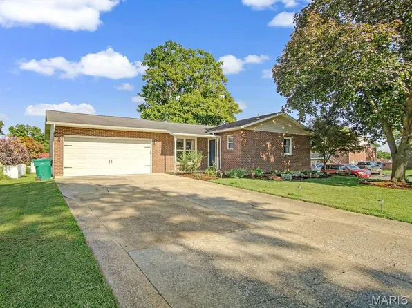 4 N Saint Johns Dr, Smithton, IL 62285