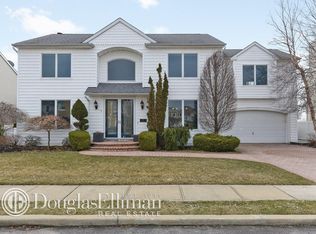 9 Crescent Cove Dr, Seaford, NY 11783