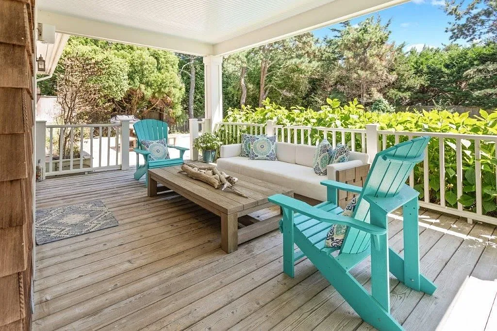 4 bed, 3.5 bath, 2400 sqft — Photo 2