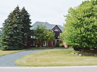 5866 Wellwood Dr, Rochester, MI 48306