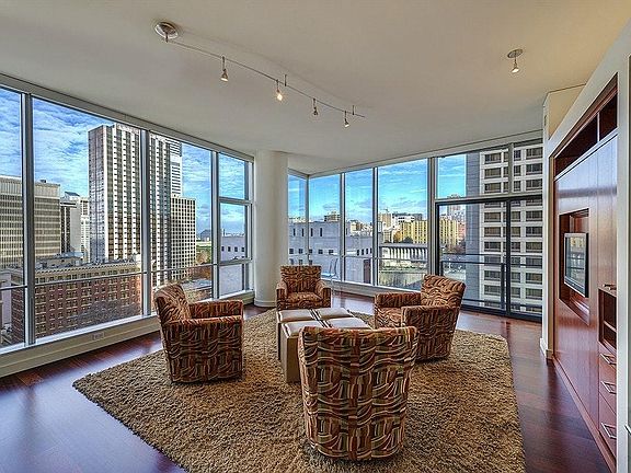 Hardwood floor, high ceilings and huge windows