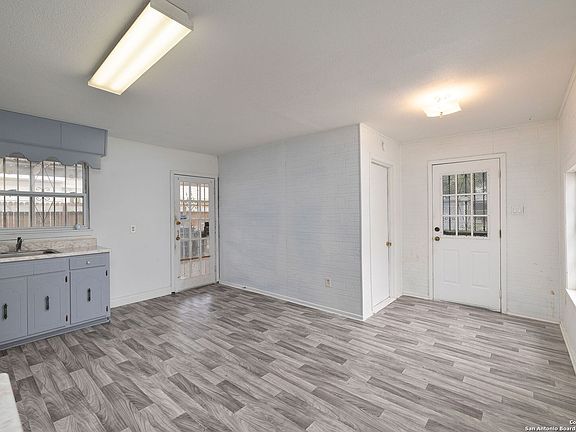 4th image of 211 Carmen Pl