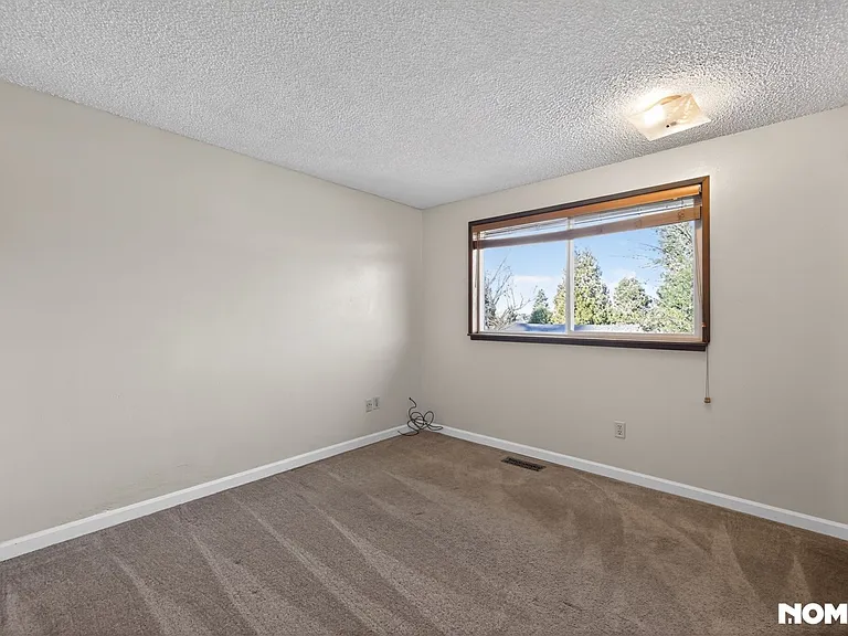 5615 S 141st St — Photo 18