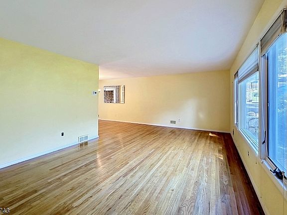 4th image of 8 Mohawk Ave