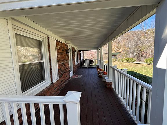 4th image of 385 Sawdridge Ln