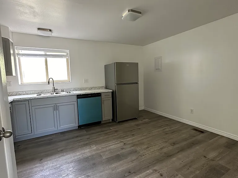 381 E 200 N #381 — Photo 8