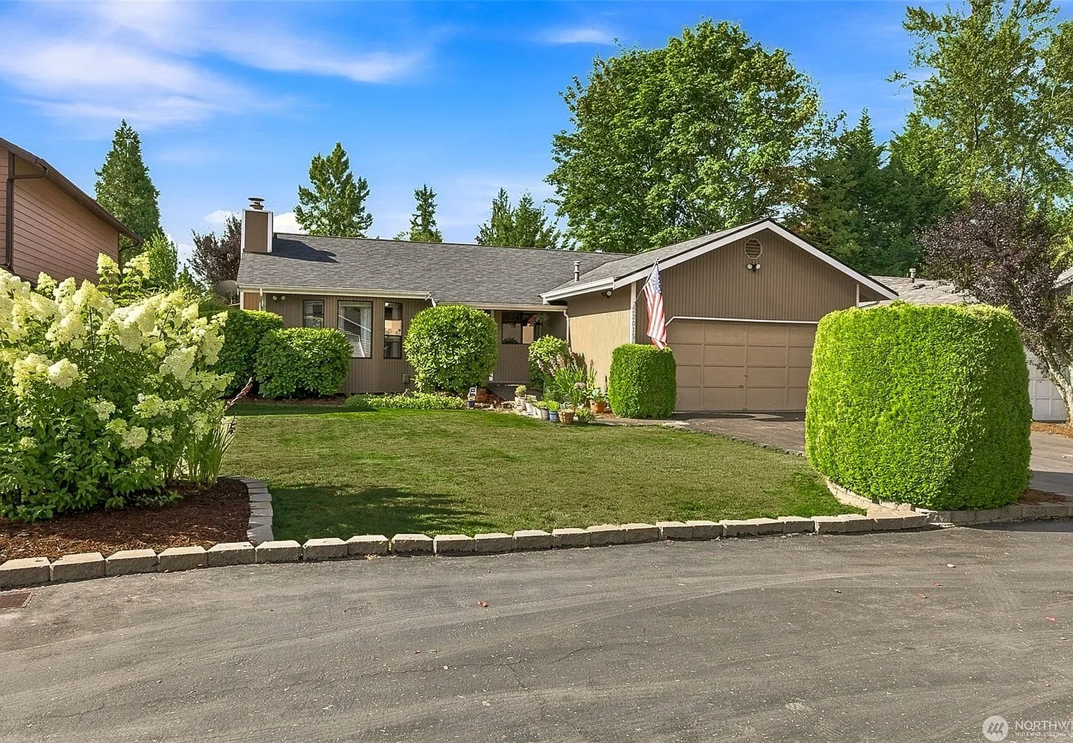 3 bed, 1250 sqft, $3,050 — Photo 3