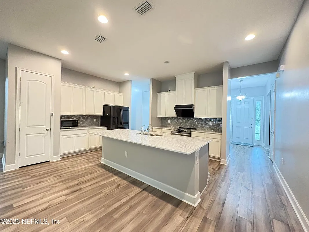 3 bed, 2.0 bath, 2080 sqft, $2,700 — Photo 3